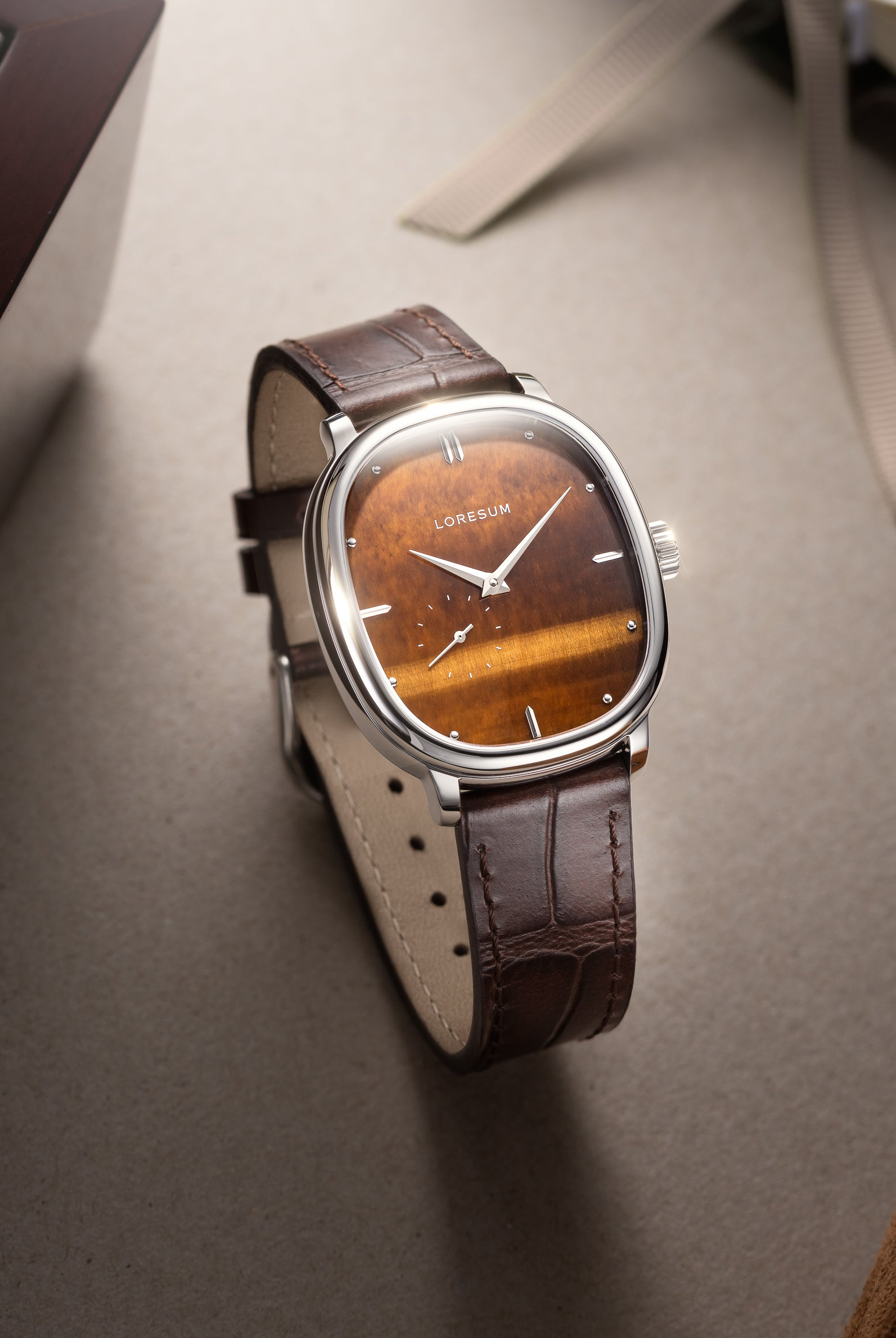 LS06 - Tiger's eye table roll