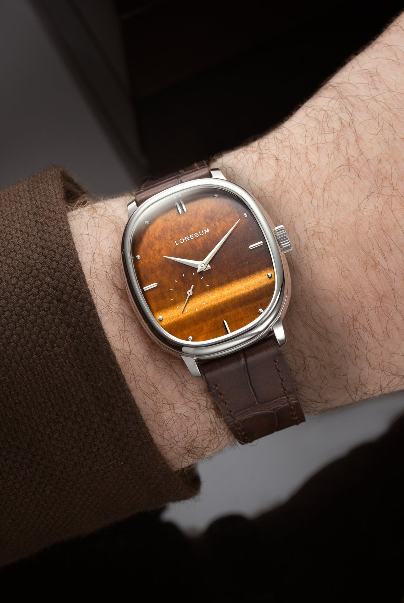 LS06 - Tiger's eye wrist roll shot