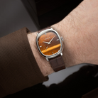 LS06 - Tiger's eye wrist roll shot