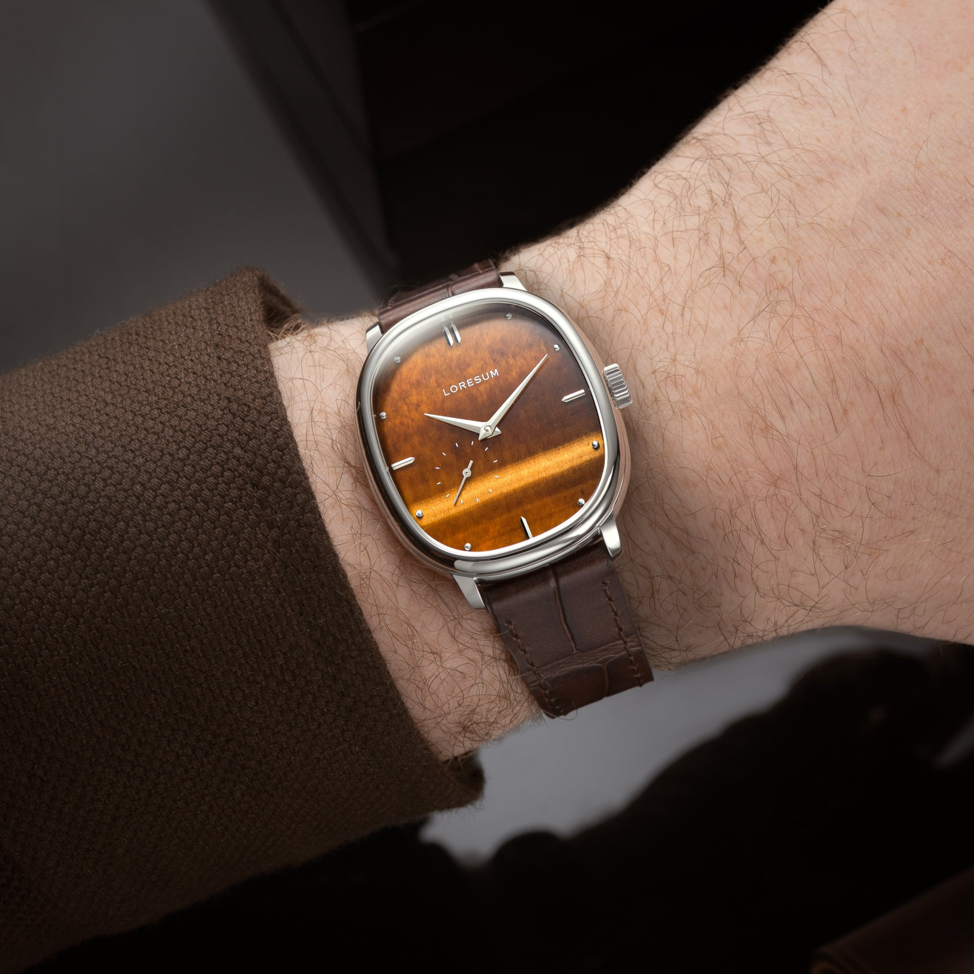 LS06 - Tiger's eye wrist roll shot